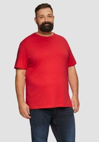 Rode katoenen T-shirt met korte mouwen, ronde hals en een ontspannen pasvorm. Draag gecombineerd met donkere spijkerbroeken. Eenvoudig ontwerp, zachte textuur.