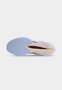 Σόλα αθλητικού παπουτσιού Nike Flyplate με υφή σε ανοιχτό μπλε χρώμα και πλάκα στο μέσο του πέλματος με χρυσές λεπτομέρειες, σε λευκό φόντο.