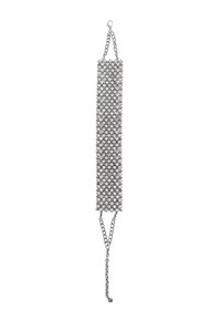 Silberfarbene Mesh-Armband mit einem diamantförmigen Design, verziert mit klaren Strasssteinen, flachen Metall-Links und einem Kettenverschluss.