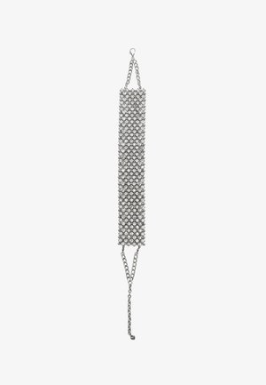 Bracelet en maillon argenté avec un design en motif de diamant orné de strass clairs, de maillons métalliques plats et d'une fermeture en chaîne.