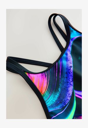 Costume da bagno con design astratto multicolore, caratterizzato da sfumature di blu, viola e rosa. Tessuto liscio con bordi neri e spalline regolabili.