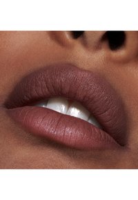 MAC POWDER KISS LIQUID LIPCOLOUR - Liquid Lipstick - chestnut
