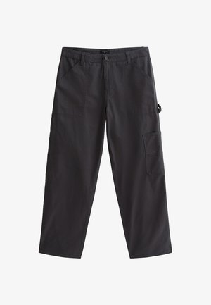 Czarne spodnie cargo o prostym kroju, z dwoma przednimi kieszeniami, boczną kieszenią cargo i zapięciem na guzik. Wykonane z trwałej tkaniny.