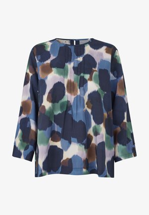 Blus med blommigt mönster i marinblå, gröna och bruna nyanser. Har rund halsringning, långa ärmar och en nyckelhålsöppning baktill. Plisserad detalj framtill.
