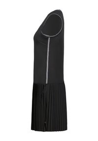 Robe noire avec un haut ajusté et une jupe plissée. Le design comprend une rayure contrastante sur le côté et un détail de nœud à la taille.
