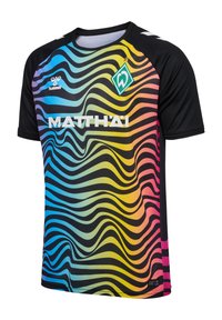 Kortærmet sportsjersey med sort bund. Har et flerfarvet bølgemønster i blå, gul og pink. Inkluderer et logo og tekst.