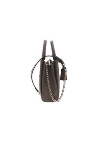 Sac à main marron texturé avec deux poignées supérieures, une bandoulière en chaîne amovible et une étiquette latérale. Présente un motif en relief et une fermeture éclair.