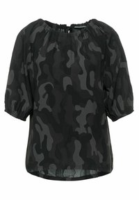 Blusa camouflage nera e grigia con scollatura arricciata, maniche corte a sbuffo e orlo curvo; realizzata in tessuto leggero.