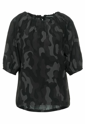 Zwarte en grijze camouflageblouse met een geplooide halslijn, korte pofmouwen en een gebogen zoom; gemaakt van lichte stof.