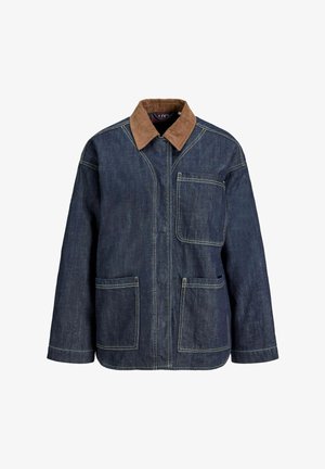 Donkerblauw spijkerjack met bruine ribfluwelen kraag en drie voorzakken met zichtbare stiksels, afgebeeld tegen een witte achtergrond.