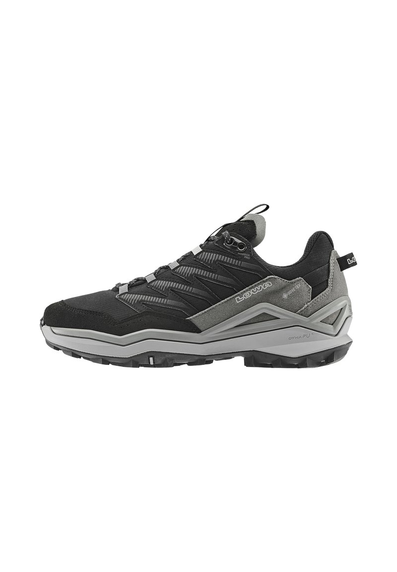 Schwarze und graue Fußbekleidung mit einer strukturierten Oberseite, Mesh-Einsätzen und einem robusten Sohlen-Design, mit einem auffälligen Schnürsystem und Logodetail.