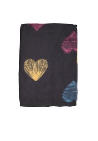 Coperta in pile con uno sfondo scuro e motivi di cuori multicolori in rosa, giallo e blu, texture morbida, forma rettangolare.