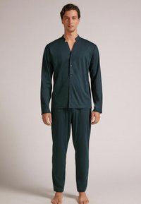 Donkergroen, pyjama set met lange mouwen featuring een notch collar en knoopsluiting, gemaakt van gladde stof met een losse pasvorm en taps toelopende broek.