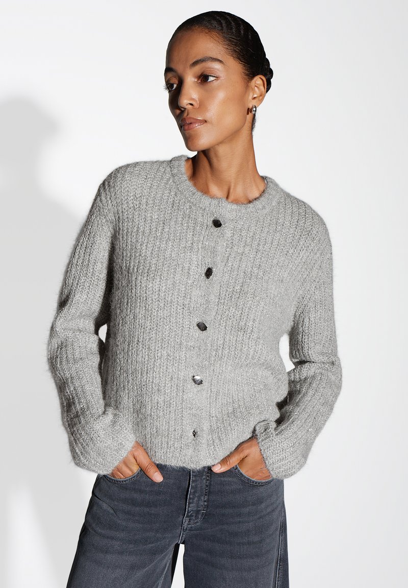 Cardigan grigio a maglia con scollo rotondo, caratterizzato da una texture a coste, cinque bottoni scuri e maniche leggermente sovradimensionate.