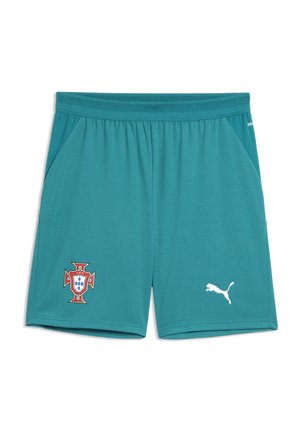 Miętowe sportowe szorty z elastycznym pasem, herbem piłkarskim Portugalii na lewej nogawce oraz białym logo Pumy na prawej nogawce.