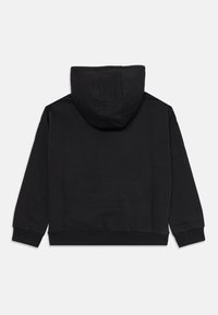 Sudadera negra con bolsillo tipo canguro, puños y dobladillo acanalados, capucha ajustable con cordón, y textura suave, presentada desde la parte de atrás.