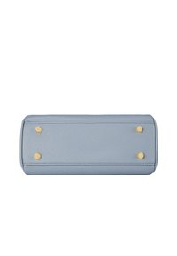 Borsa in pelle di colore azzurro chiaro con finitura testurizzata. Presenta dettagli in metallo dorato e quattro piedi protettivi in metallo alla base.