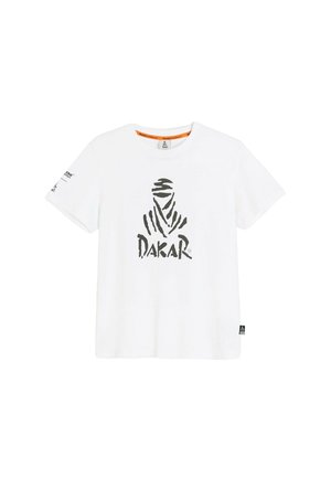 Biała bawełniana koszulka z krótkim rękawem, z czarnym abstrakcyjnym grafiką "DAKAR" na przodzie oraz pomarańczową metką przy dekolcie.