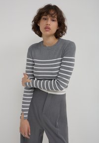 Calliope RAYÉ - Strickpullover - une variante