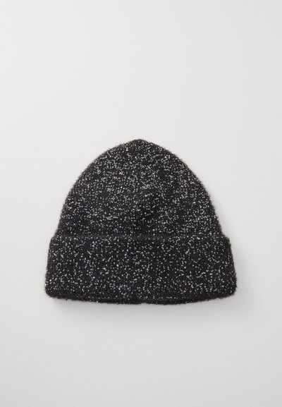 Tume musta kootud beanie pehme tekstuuri ja metalliliste lõngade detailidega, millel on volditud ääre ja ümara tipu disain.