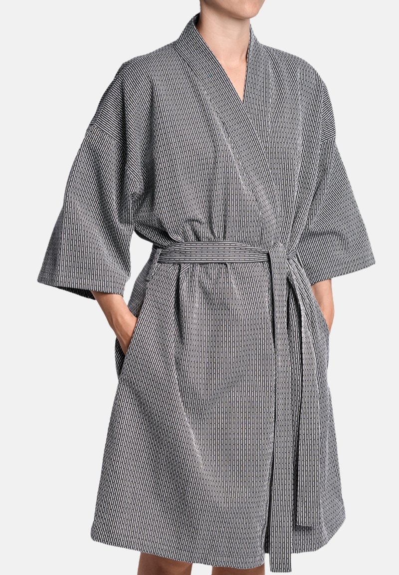 Prúžkovaný sivobiely župan so zaväzovaním v páse, širokými rukávmi, dvoma prednými vreckami a hebkou textúrou.
