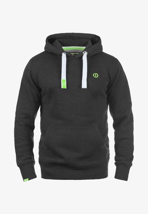 Grå hettegenser med frontlomme, hvite snorer og en grønn akcentlogo. Materialet ser mykt og teksturert ut, egnet for uformell bruk.