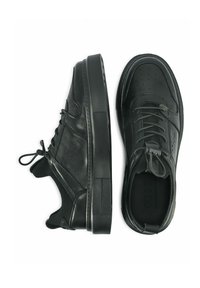 Para czarnych skórzanych sneakersów niskich, jeden przedstawiający widok z boku, a drugi z góry, z sznurówkami i wyściełanym kołnierzem na białym tle.