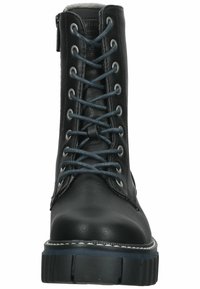 Botas de combate de cuero negro con cordones azules, punta redonda, cremallera lateral y suela gruesa y resistente. Cuenta con ojales de metal y forro gris.
