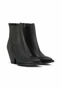 Un paio di stivaletti neri in pelle con cerniera laterale e tacco a blocco, punta appuntita e inserti in pannello elastico.