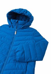 Giacca imbottita blu con cappuccio, caratterizzata da una texture trapuntata, zip frontale e polsini elastici. Il materiale sembra liscio e resistente.