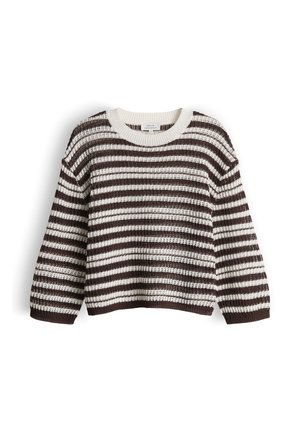 Pull en tricot avec de larges rayures horizontales marron et blanches, col rond et manches longues.