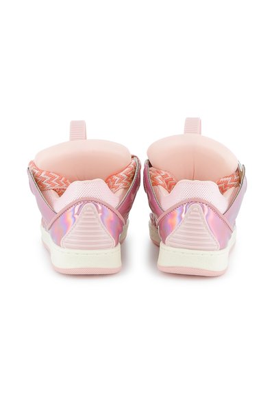 Rozā apavi ar spīdīgu, hologrāfisku apdari, mīkstu apkaklīti un teksturētām detaļām. Iekļauj elastīgus ieliktņus un vieglu baltu zolīti.