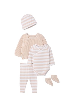 Beiges und weiß gestreiftes Baby-Outfit-Set mit Mütze, gestricktem Cardigan, langärmligem Body, Hose und gestrickten Booties vor weißem Hintergrund.