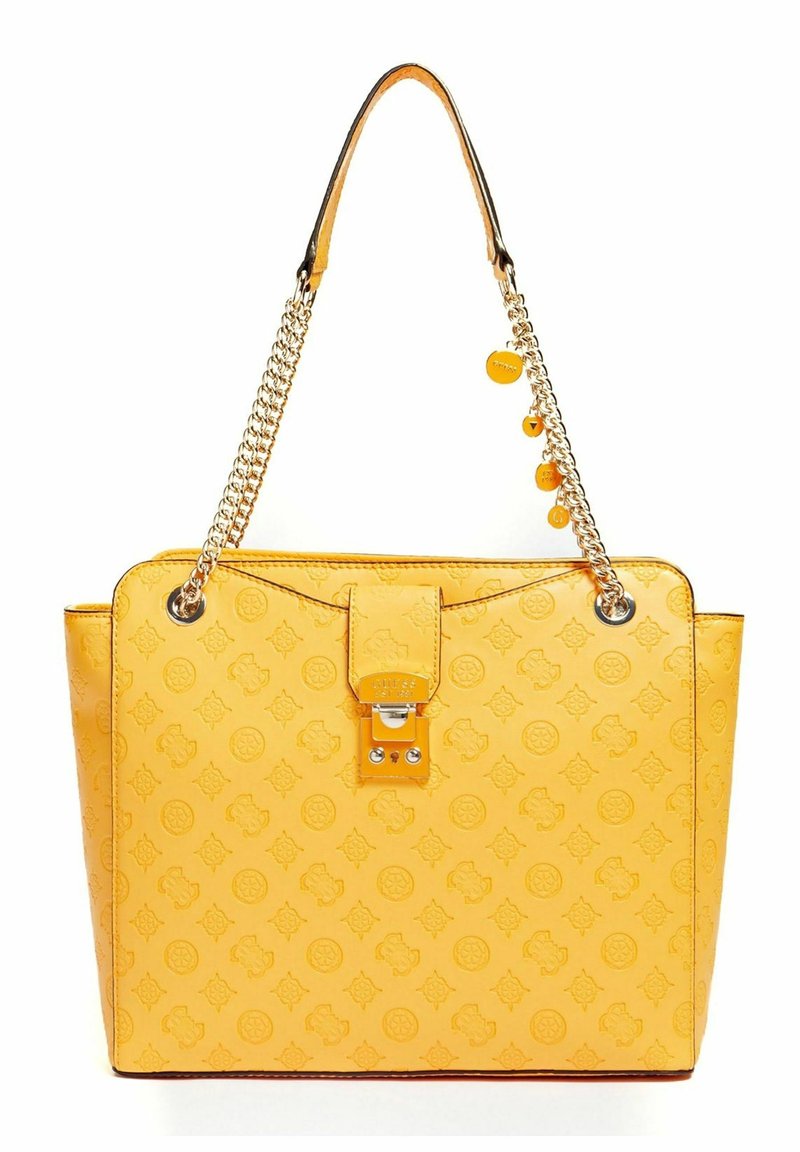 Gele handtas met een gestructureerd oppervlak, voorzien van geperste patronen, een zilveren sluiting en een ketting schouderriem met sierbedeltjes.