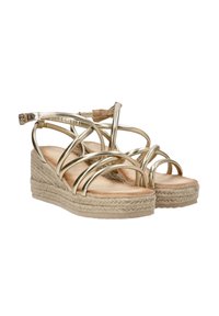Sandalias de cuña de esparto doradas con tiras metálicas entrecruzadas, suela envuelta en yute y plantilla suave en color beige.