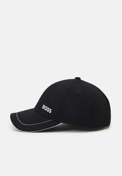 Casquette de baseball noire en coton, ornée d'un logo brodé blanc "BOSS" et de surpiqûres blanches contrastantes le long de la visière. Design classique.