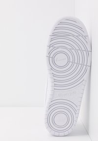 Vit gummisula till sneakers med cirkulärt mönster. Har ett präglat Nike-logotyp och texten "ALL DAY PLAY". Icke-märkande design synlig.