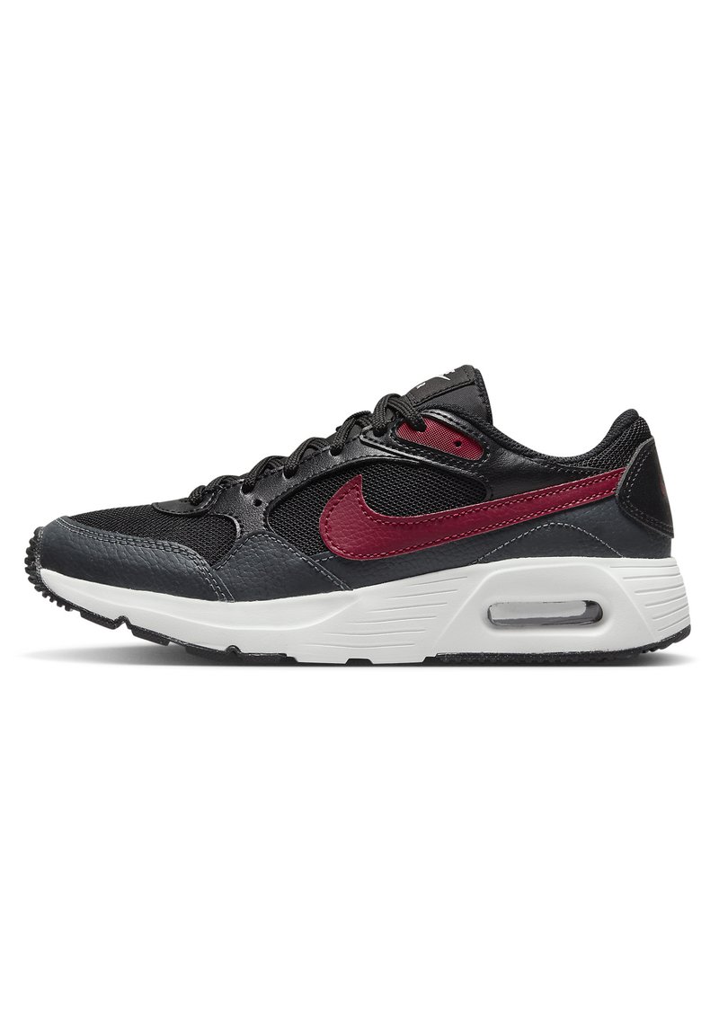 Baskets de sport noires avec un dessus en cuir texturé et en mesh. Présente des accents bordeaux, une semelle intermédiaire blanche et une unité d'air visible. Semelle extérieure en caoutchouc.