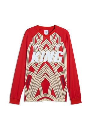 Maglia sportiva rossa a maniche lunghe con motivi geometrici crema e neri e la parola "KING" in grandi lettere bianche sulla parte anteriore.