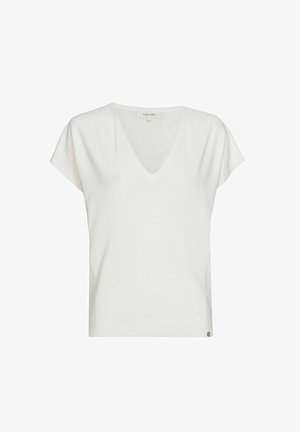 Witte korte mouw V-hals gebreide top met een losse pasvorm en een klein merkenlogo label vlakbij de onderzoom op een effen witte achtergrond.