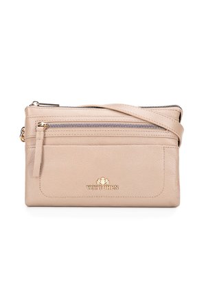 Beżowa skórzana kopertówka o teksturowanej powierzchni, z zamknięciem na górze na zamek błyskawiczny oraz przednią kieszenią na zamek. Posiada złote okucia i detal logo.