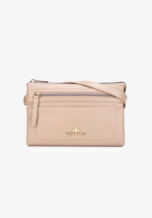 Beige leren clutch met een gestructureerd oppervlak, bovenste ritssluiting en een voorzak met rits. Beschikt over gouden hardware en logodetail.