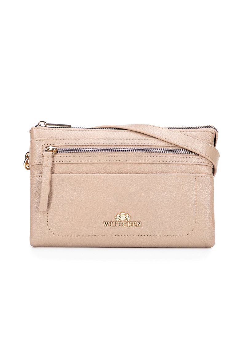 Krémová kožená kabelka s texturovaným povrchem, vrchním zipovým uzávěrem a přední kapsou na zip. Obsahuje zlaté kovové detaily a logo.