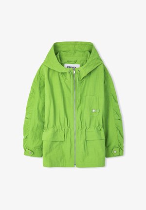 Světle zelená lehká bunda s kapucí, předním zipem, dvěma velkými kapsami a elastickým pasem. Texturovaná tkanina s mírně zmačkaným vzhledem.
