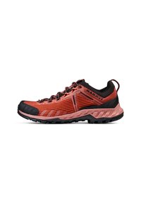 Chaussures de plein air rouges et noires avec un dessus texturé, en matériaux synthétiques et en maille, dotées d'une semelle robuste et de lacets réfléchissants.