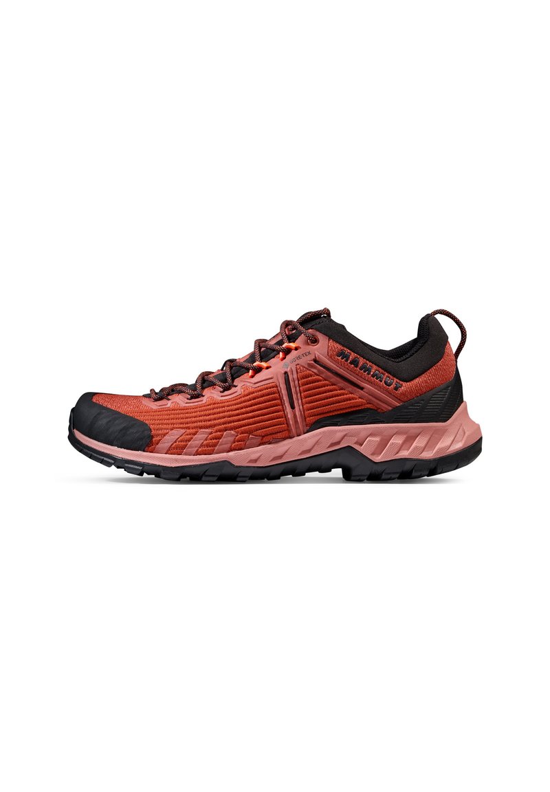 Chaussures de plein air rouges et noires avec un dessus texturé, en matériaux synthétiques et en maille, dotées d'une semelle robuste et de lacets réfléchissants.