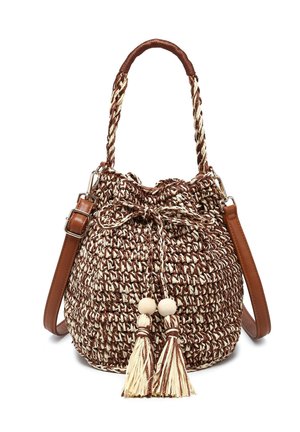 Borsa a secchiello intrecciata marrone e crema con manico intrecciato, tracolla in pelle regolabile, chiusura con coulisse e due nappine con perline di legno.