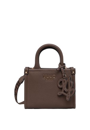 Borsa a mano in pelle marrone texturizzata con due manici, tracolla removibile e charm decorativo del marchio appeso sul davanti.