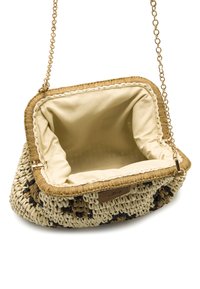Sac en paille tressée avec une bandoulière en chaîne, doté d'un intérieur en tissu beige, de coutures apparentes et d'une forme lisse et arrondie.