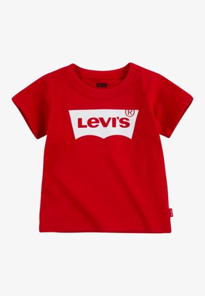 Camiseta de algodón roja con un logo blanco de Levi's en forma de distintivo curvado. Mangas cortas y escote redondo; textura suave.